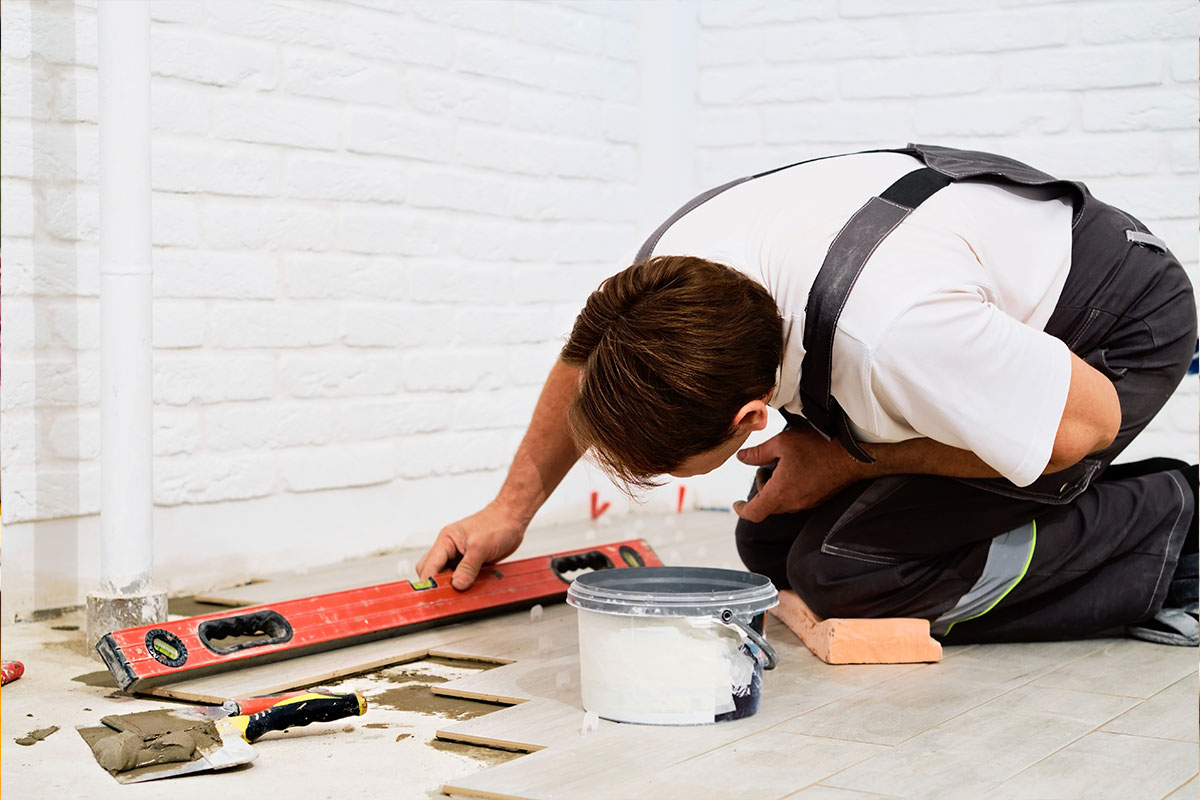 Rénovation avec un artisan peintre professionnel à Paris : astuces et conseils